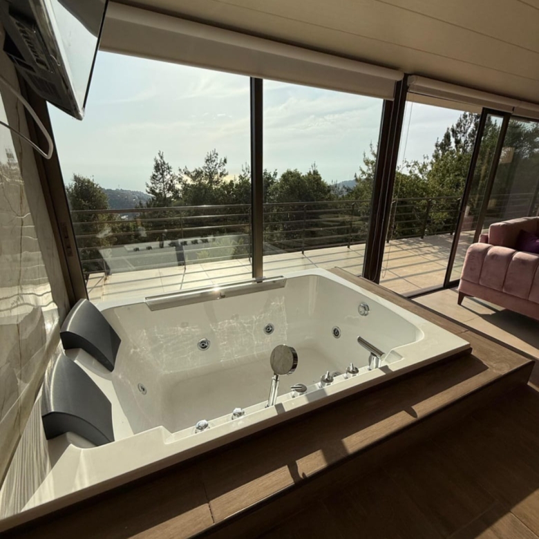 🏡 Unit C – Two Connected Suites