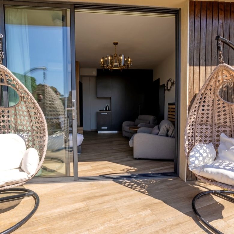 Cliff Rooms – Aajaltoun