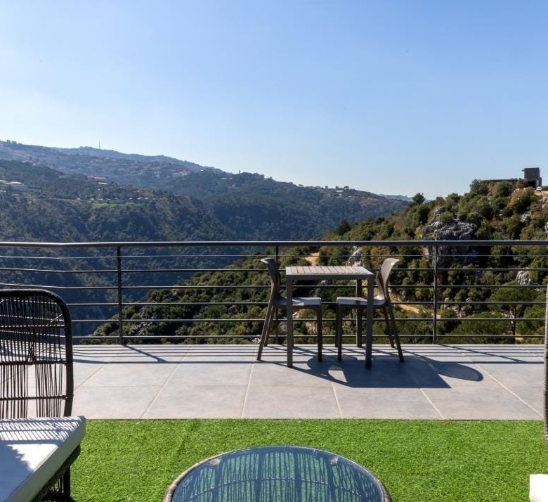 Superior Cliff Rooms – Aajaltoun