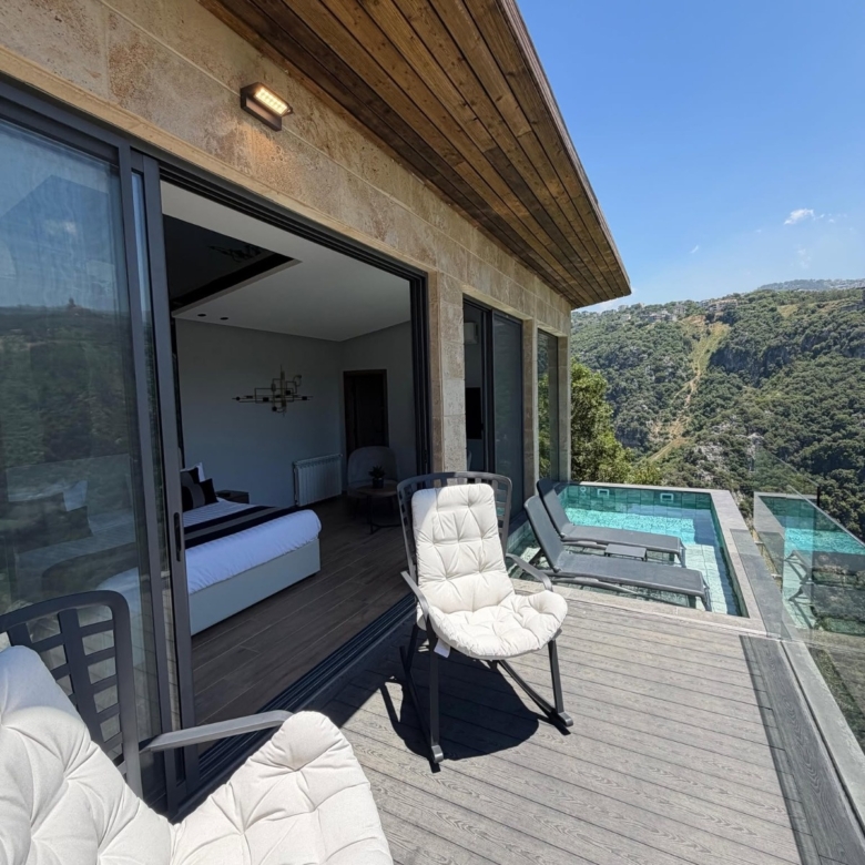 Superior Hanging Villa – Aajaltoun