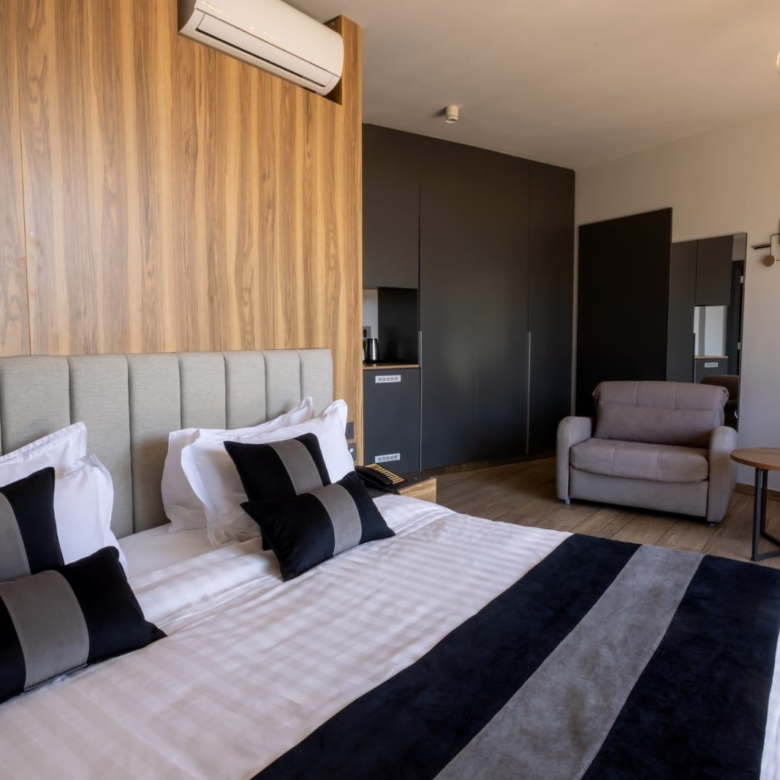 Cliff Rooms – Aajaltoun