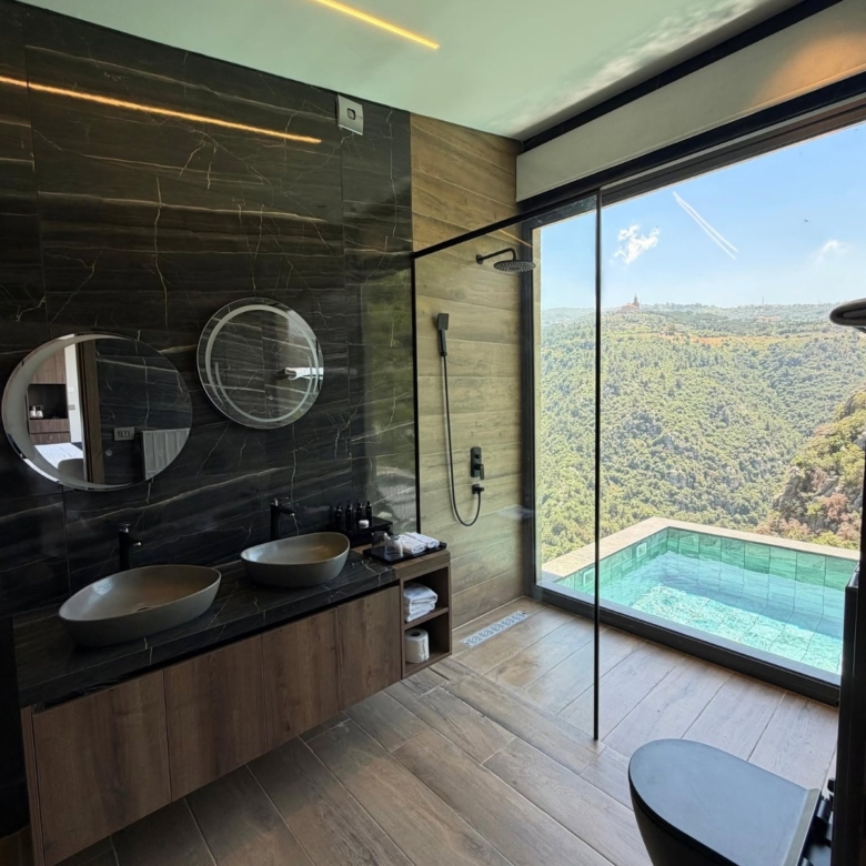Superior Hanging Villa – Aajaltoun
